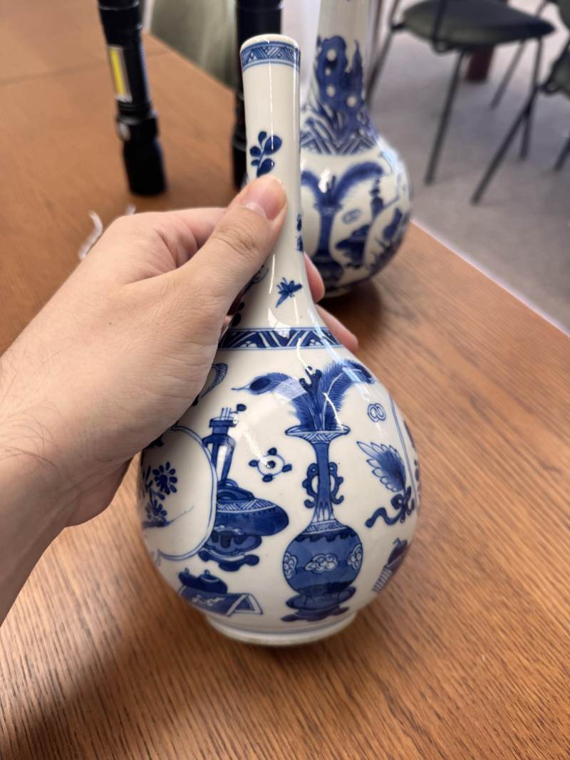 清康熙 青花花卉紋直頸瓶一對 | Santos Collection | A pair of Chinese blue and white bottle vases, Qing dynasty, Kangxi period - 图18