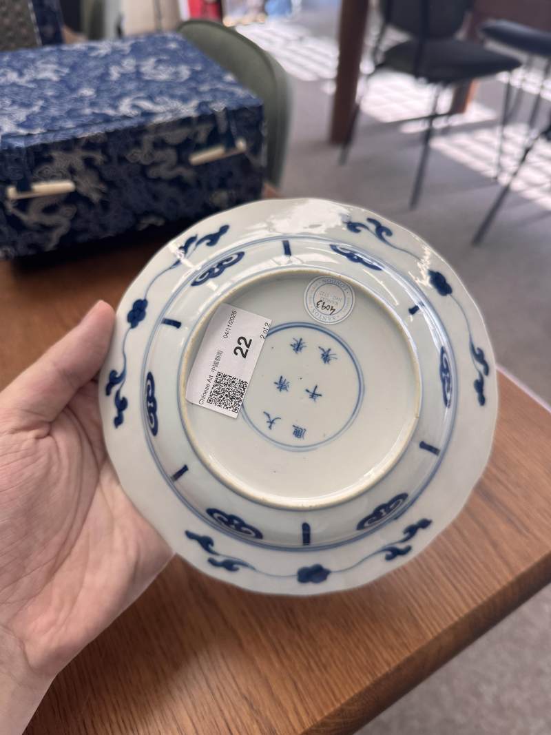 清康熙 青花長衣秀女圖盌一對 《大清康熙年製》款 | Santos Collection | A pair of Chinese blue and white 'Long Eliza' bowls, Qing dynasty, Kangxi mark and period - 图5