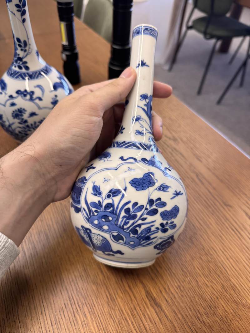 清康熙 青花花卉紋直頸瓶一對 | Santos Collection | A pair of Chinese blue and white bottle vases, Qing dynasty, Kangxi period - 图8