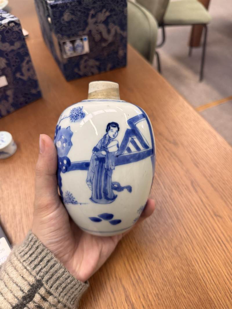清康熙 青花仕女圖蓋罐一對 | Santos Collection | A pair of Chinese blue and white 'ladies' jars and covers, Qing dynasty, Kangxi period - 图32
