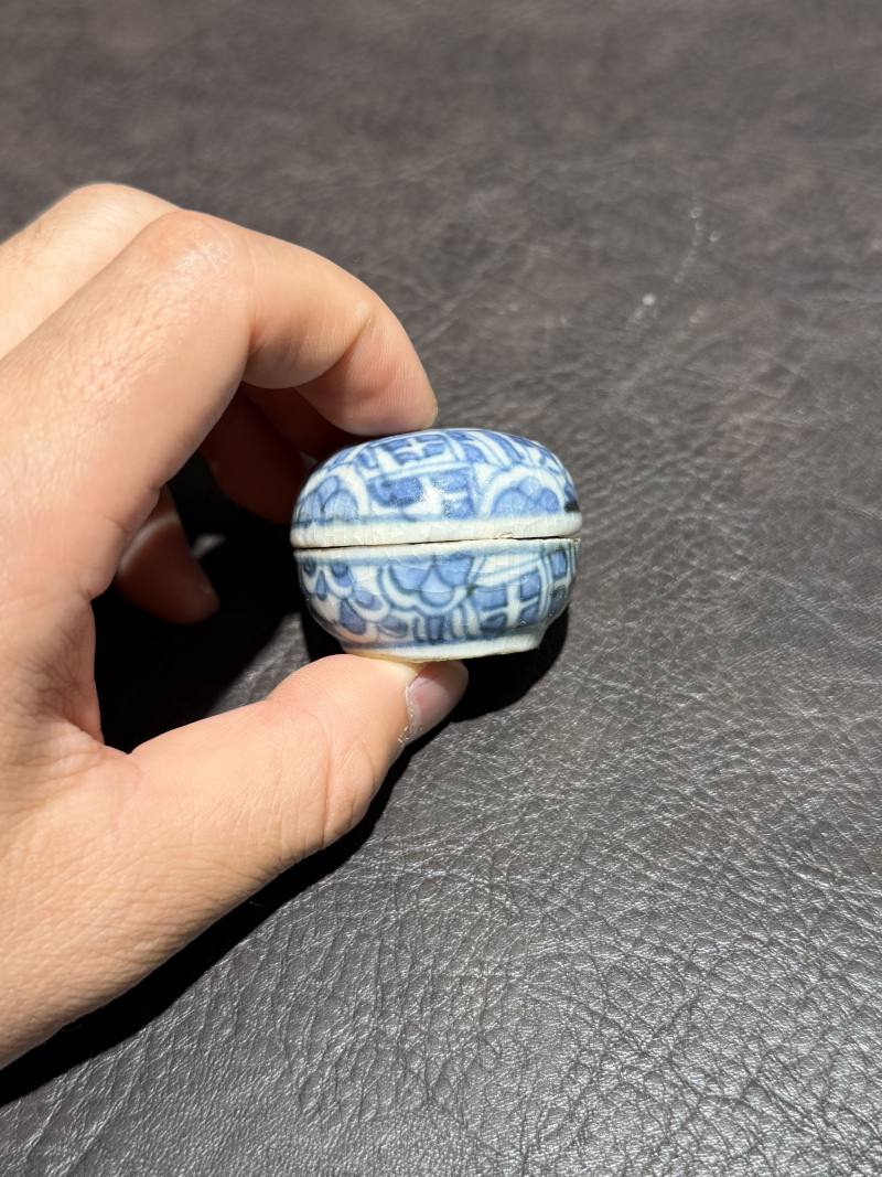 明晚期 青花落花流水盖盒一对 - 图10