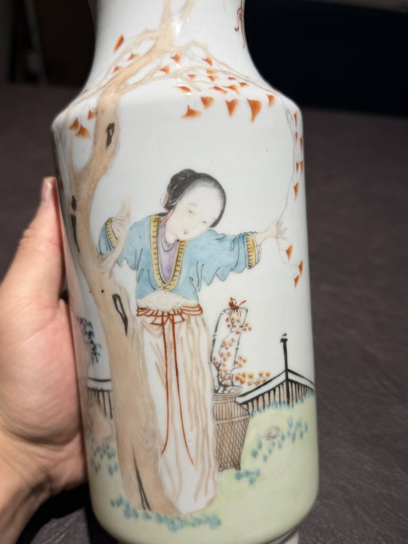 民国 浅绛朱玉廷款仕女灯笼瓶 - 图3