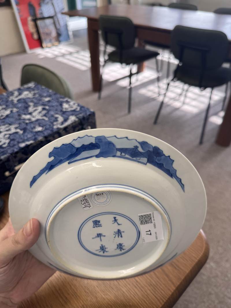 清康熙 青花仕女圖盤一對 《大清康熙年製》款 | Santos Collection | A pair of Chinese blue and white 'ladies' dishes, Qing dynasty, Kangxi mark and of the period - 图21