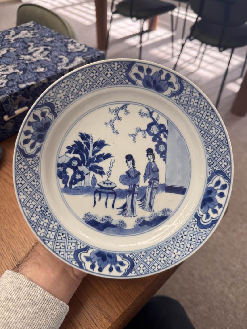 清康熙 青花仕女圖盤一對 《大清康熙年製》款 | Santos Collection | A pair of Chinese blue and white 'ladies' dishes, Qing dynasty, Kangxi mark and of the period - 图11