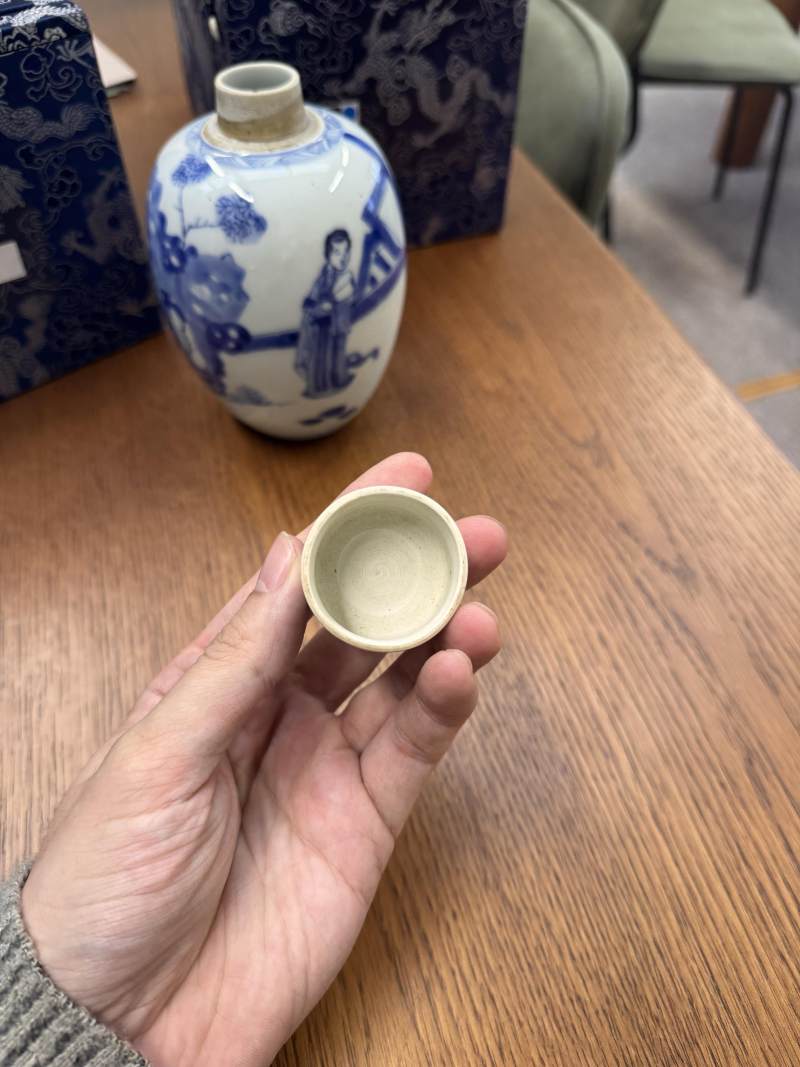 清康熙 青花仕女圖蓋罐一對 | Santos Collection | A pair of Chinese blue and white 'ladies' jars and covers, Qing dynasty, Kangxi period - 图22