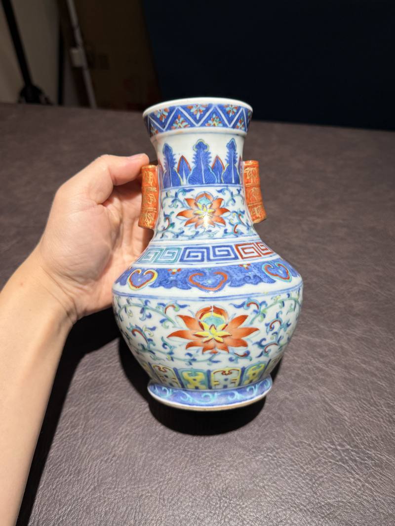 清乾隆 斗彩缠枝莲纹贯耳尊 - 图2