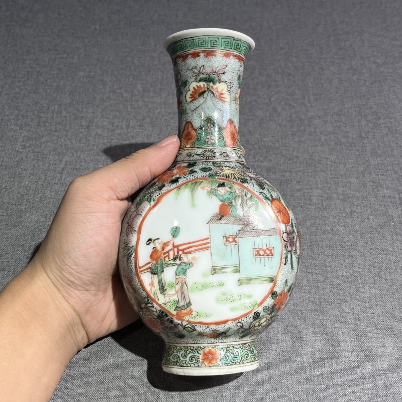 清晚期五彩人物抱月瓶一对 - 图11