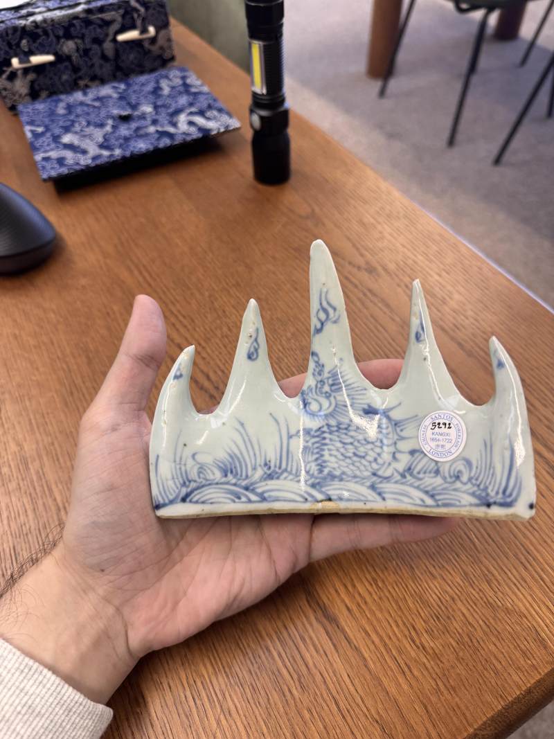 清康熙 青花花卉紋山形筆擱 | Santos Collection | A Chinese blue and white 'mountain' brush rest, Qing dynasty, Kangxi period - 图3
