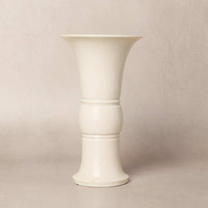 清十七至十八世紀 德化白釉觚 | A Chinese Dehua white-glazed beaker vase, gu, Qing dynasty, 17th-18th century - 图6
