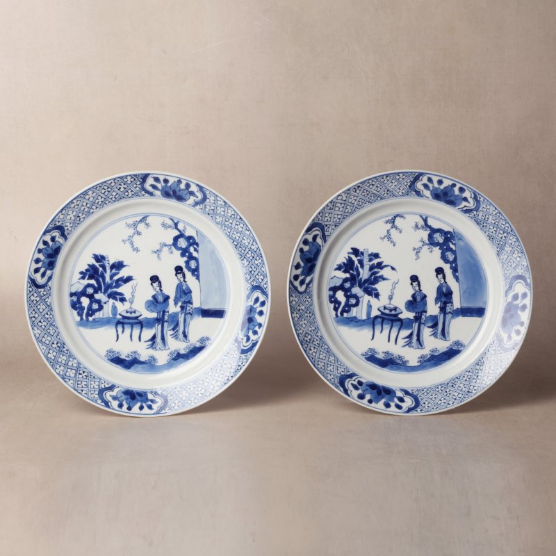 清康熙 青花仕女圖盤一對 《大清康熙年製》款 | Santos Collection | A pair of Chinese blue and white 'ladies' dishes, Qing dynasty, Kangxi mark and of the period - 图1