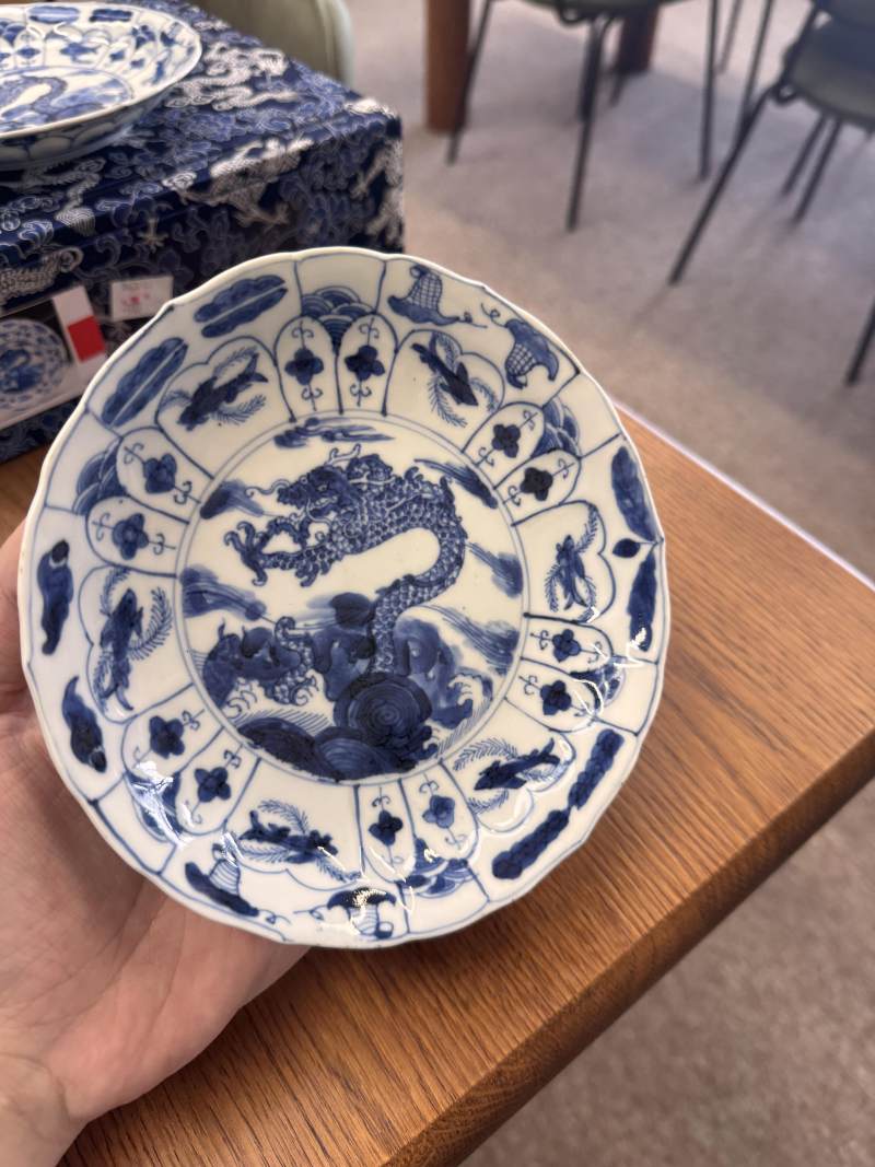 清康熙 青花躍龍紋盤一對 | Santos Collection | Two Chinese blue and white 'leaping dragon' dishes, Qing dynasty, Kangxi period - 图8