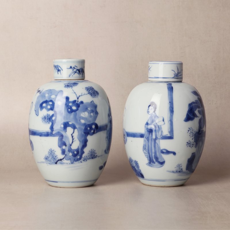 清康熙 青花仕女圖蓋罐一對 | Santos Collection | A pair of Chinese blue and white 'ladies' jars and covers, Qing dynasty, Kangxi period - 图12