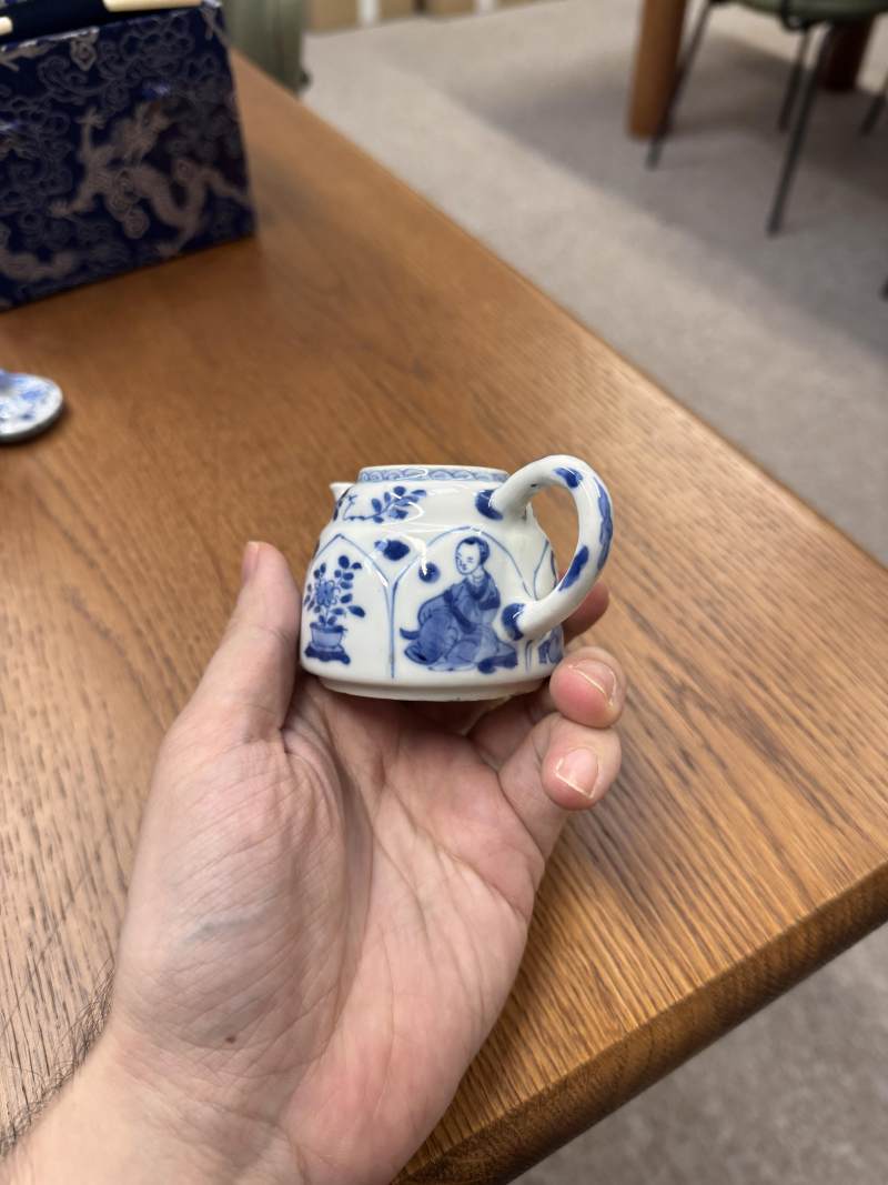 清康熙 青花花卉紋小茶蓋壺 《玉》款 | Santos Collection | A small Chinese blue and white 'blossoms' teapot and cover, Qing dynasty, Kangxi period - 图8