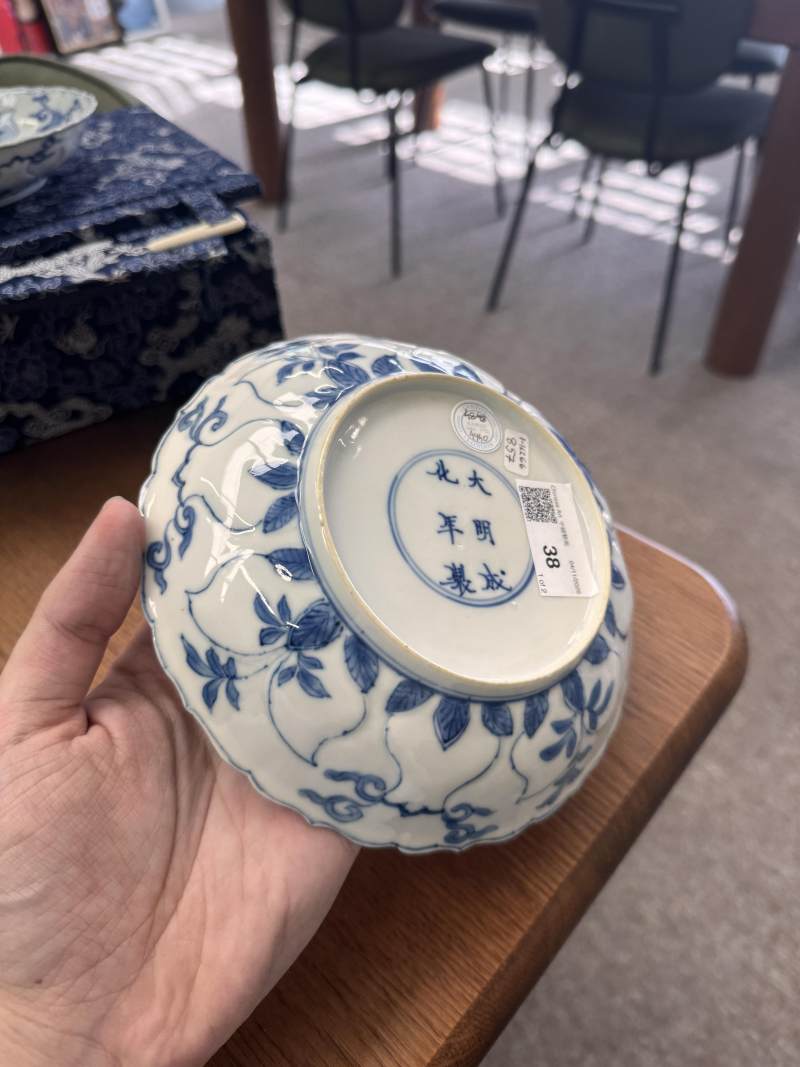 清康熙 青花模印仕女圖盤一對 《大明成化年製》款 | Santos Collection | A pair of Chinese blue and white moulded 'ladies' dishes, Qing dynasty, Kangxi period - 图20