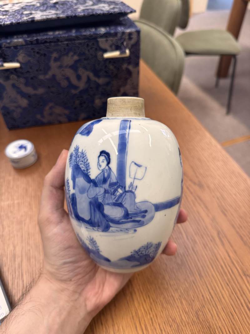 清康熙 青花仕女圖蓋罐一對 | Santos Collection | A pair of Chinese blue and white 'ladies' jars and covers, Qing dynasty, Kangxi period - 图2