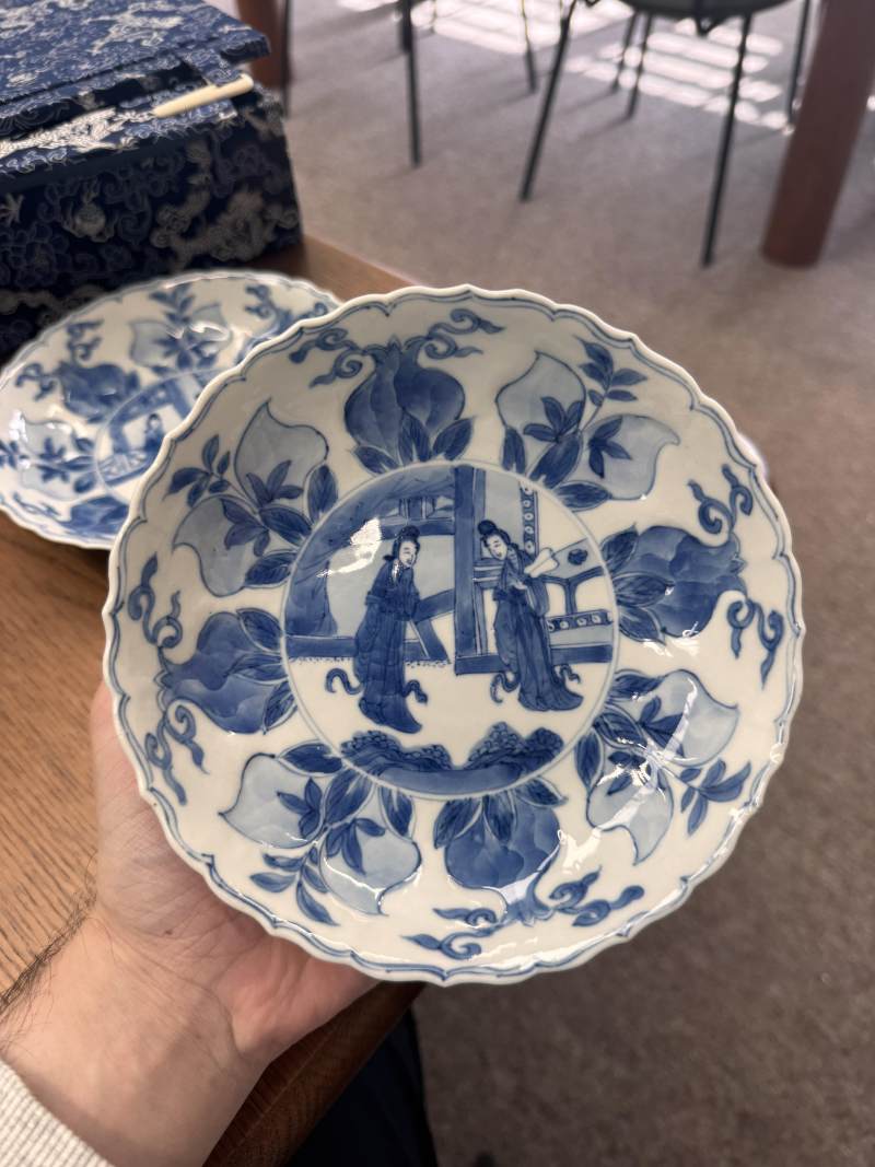 清康熙 青花模印仕女圖盤一對 《大明成化年製》款 | Santos Collection | A pair of Chinese blue and white moulded 'ladies' dishes, Qing dynasty, Kangxi period - 图10