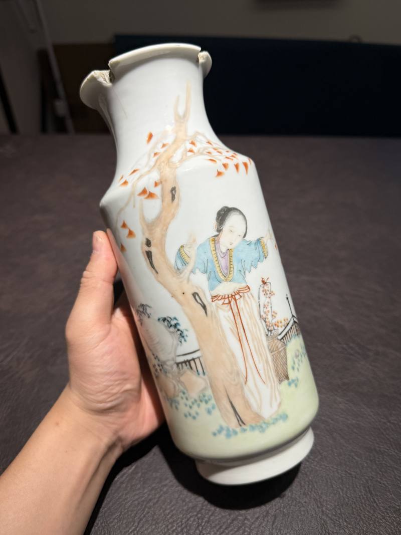 民国 浅绛朱玉廷款仕女灯笼瓶 - 图4