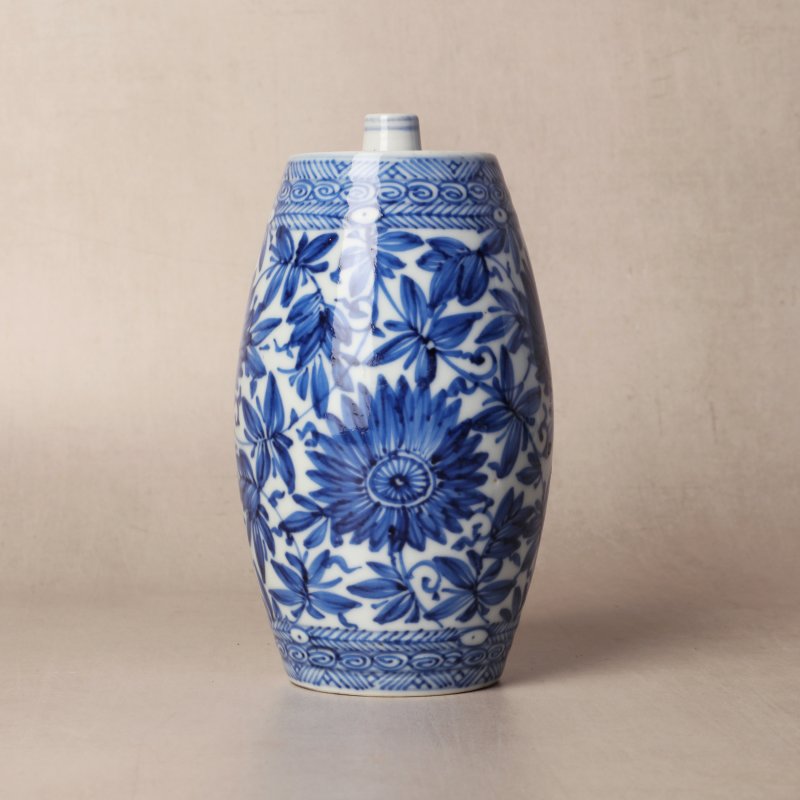 清康熙 青花纏枝花卉紋瓶 | Santos Collection | A Chinese blue and white 'spirit' bottle, Qing dynasty, Kangxi period - 图2