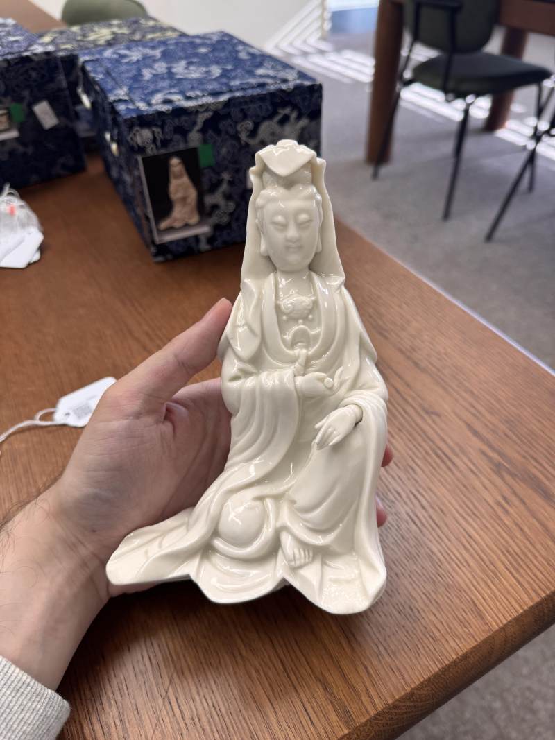 清十八世紀 德化白釉觀音坐像 | Santos Collection | A Chinese dehua figure of Guanyin, Qing dynasty, 18th century - 图8