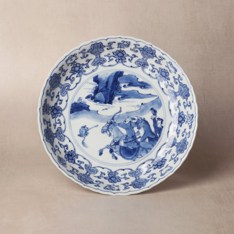 清康熙 青花狩獵圖盤 《大明成化年製》款 | Santos Collection | A Chinese blue and white 'hunting scene' dish, Qing dynasty, Kangxi period
