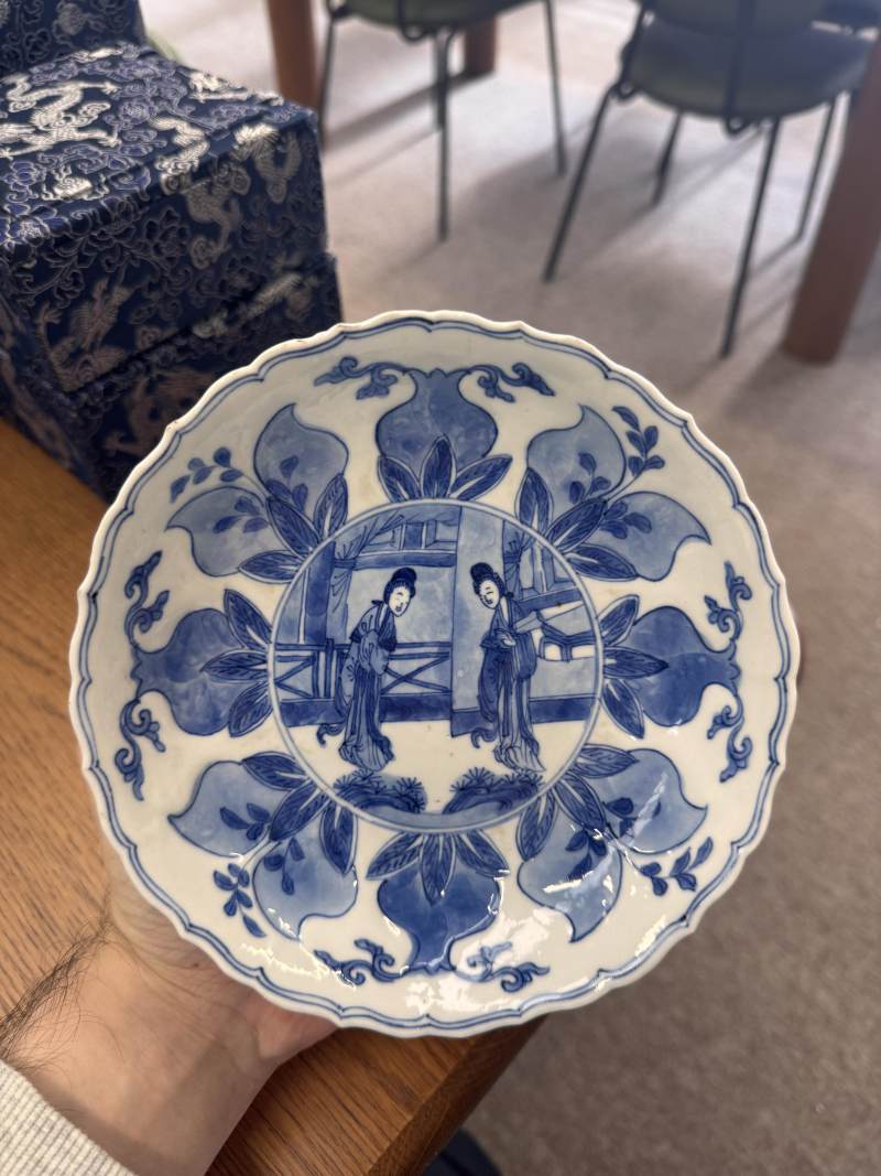 清康熙 青花模印仕女圖盤 《大明成化年製》款 | Santos Collection | A Chinese blue and white moulded 'ladies' dish, Qing dynasty, Kangxi period - 图4