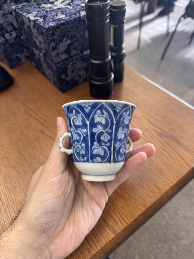 清康熙 青花花卉紋雙耳盃 | Santos Collection | A Chinese blue and white chocolate cup, Qing dynasty, Kangxi period - 图18