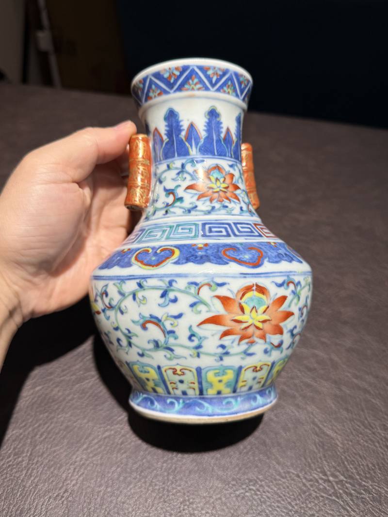 清乾隆 斗彩缠枝莲纹贯耳尊 - 图3