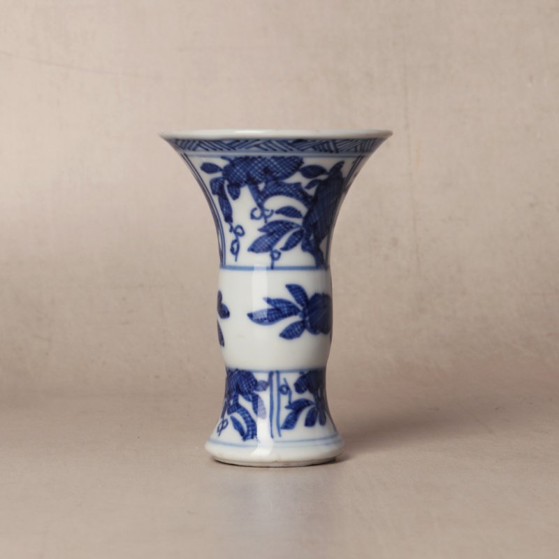 清康熙 青花花卉紋小觚 | Santos Collection | A small Chinese blue and white 'gu' vase, Qing dynasty, Kangxi period - 图3