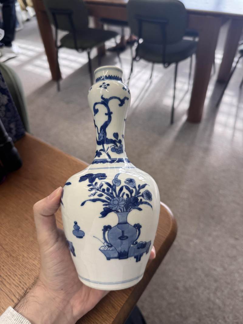 清康熙 青花花卉紋蒜頭瓶 | Santos Collection | A Chinese blue and white garlic-mouth vase, Qing dynasty, Kangxi period - 图19