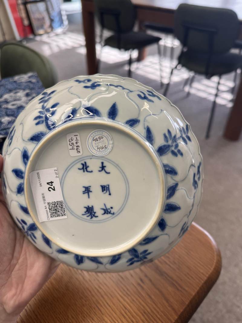 清康熙 青花模印仕女圖盤一對 | Santos Collection | Two Chinese blue and white moulded 'ladies' dishes, Qing dynasty, Kangxi period - 图21