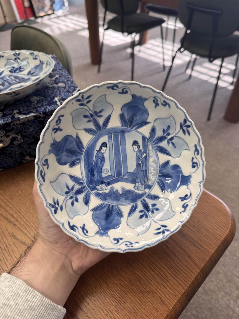 清康熙 青花模印仕女圖盤一對 | Santos Collection | Two Chinese blue and white moulded 'ladies' dishes, Qing dynasty, Kangxi period - 图11