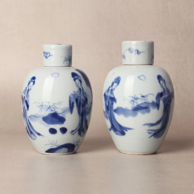 清康熙 青花仕女圖蓋罐一對 | Santos Collection | A pair of Chinese blue and white 'ladies' jars and covers, Qing dynasty, Kangxi period - 图1