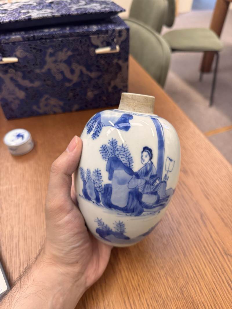 清康熙 青花仕女圖蓋罐一對 | Santos Collection | A pair of Chinese blue and white 'ladies' jars and covers, Qing dynasty, Kangxi period - 图47