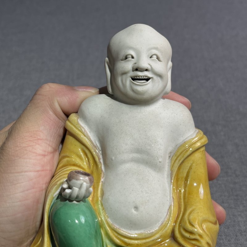 清早期素三彩弥勒造像 - 图5