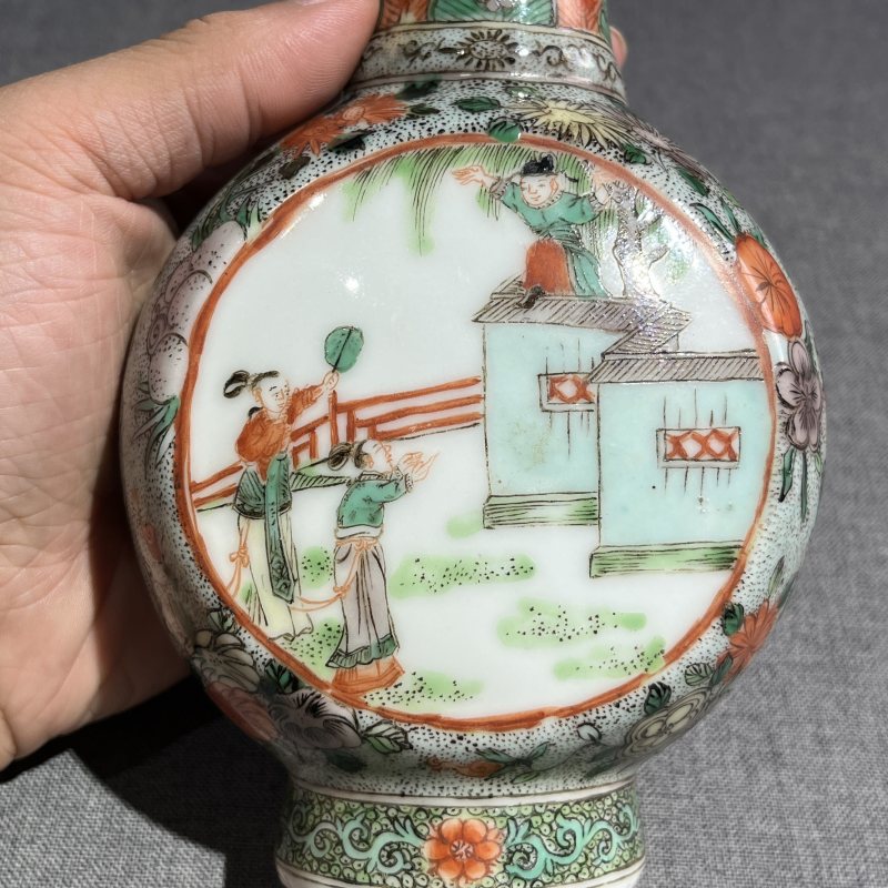 清晚期五彩人物抱月瓶一对 - 图12