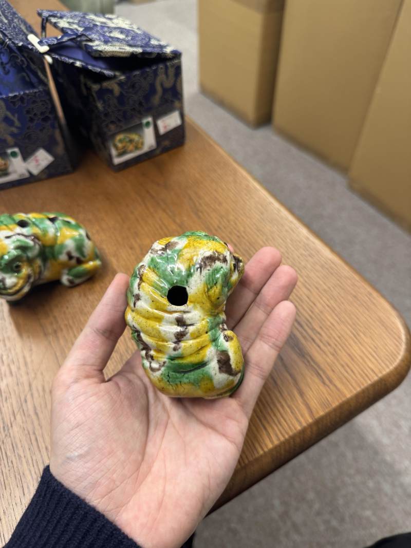 清康熙 卵白綠釉瑞獸像一對 | Santos Collection | A pair of Chinese egg and spinach-glazed 'mythical beast' figures, Qing dynasty, Kangxi period - 图6