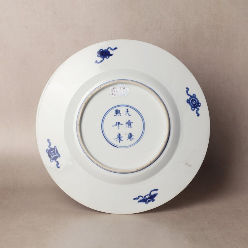 清康熙 青花人物圖盤 《大清康熙年製》款 | Santos Collection | A fine Chinese blue and white 'figural' dish, Qing dynasty, Kangxi mark and of the period - 图6