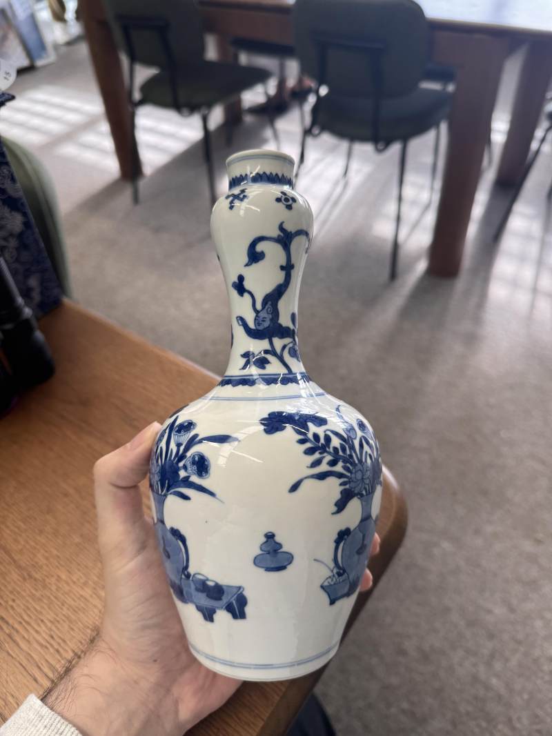 清康熙 青花花卉紋蒜頭瓶 | Santos Collection | A Chinese blue and white garlic-mouth vase, Qing dynasty, Kangxi period - 图9