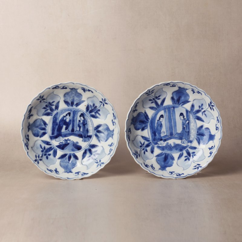 清康熙 青花模印仕女圖盤一對 | Santos Collection | Two Chinese blue and white moulded 'ladies' dishes, Qing dynasty, Kangxi period - 图1
