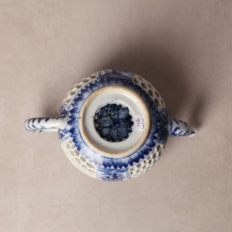 清康熙 青花鏤空花卉紋茶蓋壺 | Santos Collection | A Chinese blue and white reticulated teapot and cover, Qing dynasty, Kangxi period - 图5