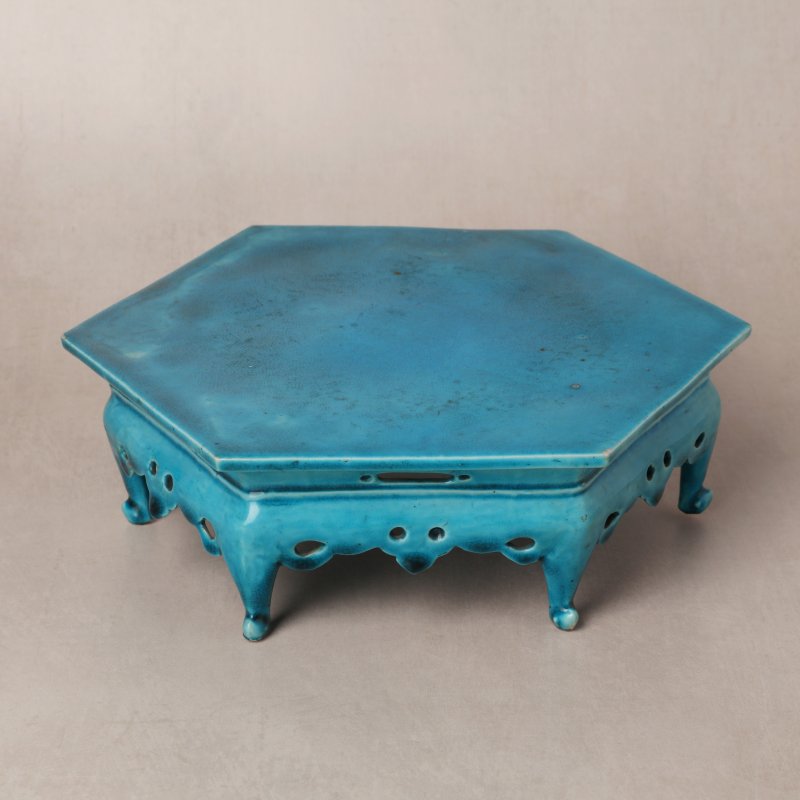 清康熙 孔雀綠釉六方座 | A Chinese turquoise-glazed hexagonal stand, Qing dynasty, Kangxi period - 图2