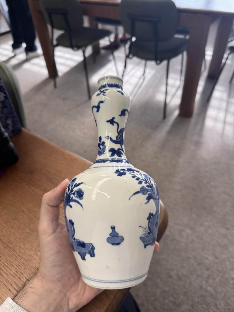 清康熙 青花花卉紋蒜頭瓶 | Santos Collection | A Chinese blue and white garlic-mouth vase, Qing dynasty, Kangxi period - 图11