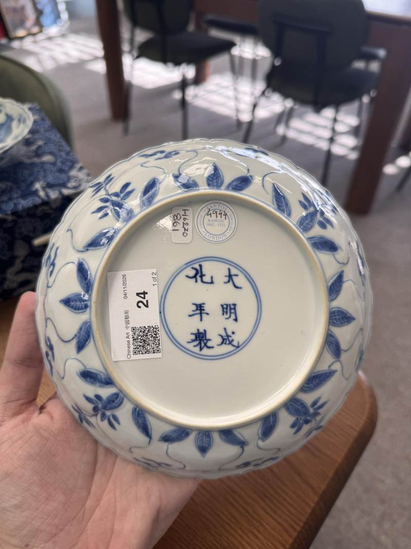 清康熙 青花模印仕女圖盤一對 | Santos Collection | Two Chinese blue and white moulded 'ladies' dishes, Qing dynasty, Kangxi period - 图3