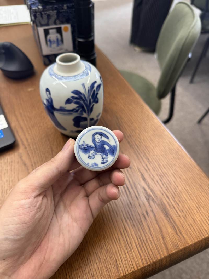清康熙 青花仕女圖蓋罐 | Santos Collection | A Chinese blue and white 'ladies' jar and cover, Qing dynasty, Kangxi period - 图5