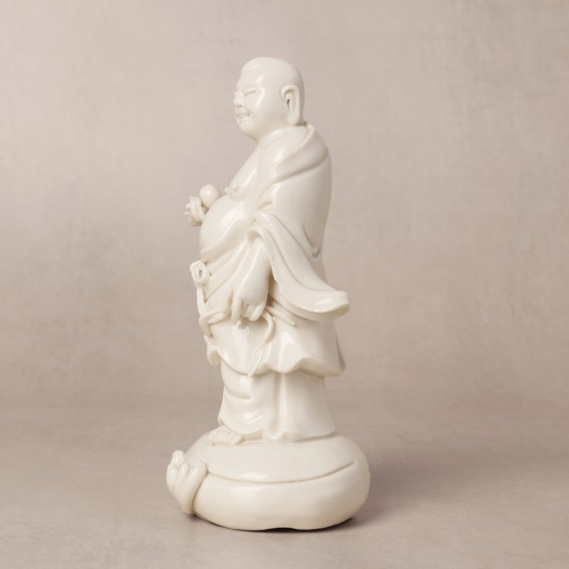晚清 德化窯白釉布袋和尚立像 《何朝春製》款 | A Chinese blanc-de-chine figure of Budai, late Qing dynasty, He Chaochun mark - 图2