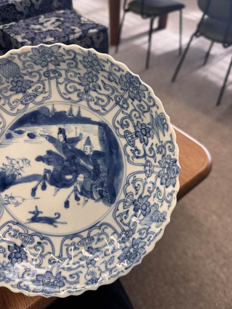 清康熙 青花狩獵圖盤 《大明成化年製》款 | Santos Collection | A Chinese blue and white 'hunting scene' dish, Qing dynasty, Kangxi period - 图11