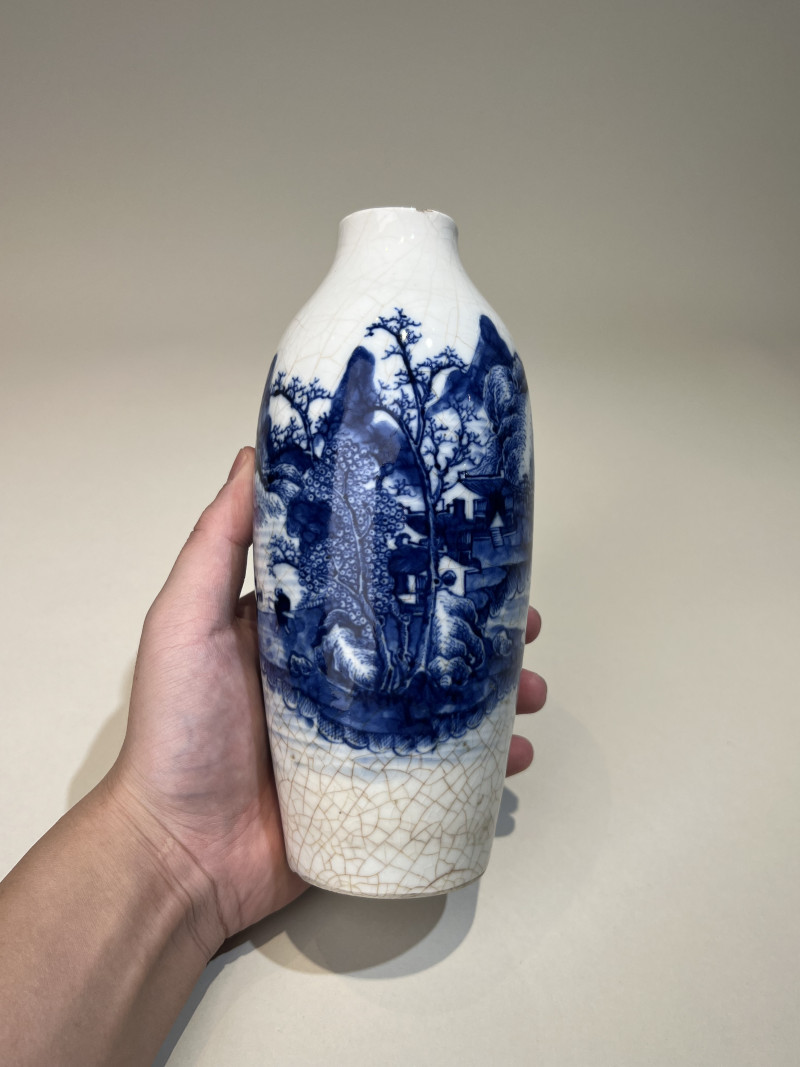 清乾隆 浆胎青花山水人物瓶 - 图2