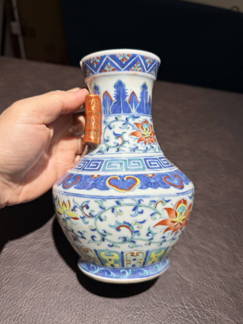 清乾隆 斗彩缠枝莲纹贯耳尊 - 图4