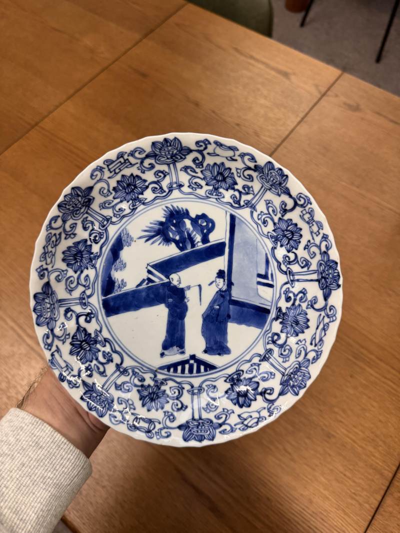清康熙 青花人物故事圖盤 《大清康熙年製》款 | Santos Collection | A Chinese blue and white 'figural' dish, Qing dynasty, Kangxi period - 图7