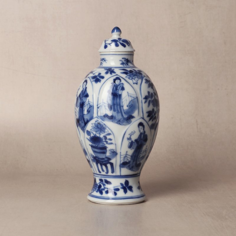 清康熙 青花仕女圖蓋罐 | Santos Collection | A Chinese blue and white 'ladies' jar and cover, Qing dynasty, Kangxi period - 图18